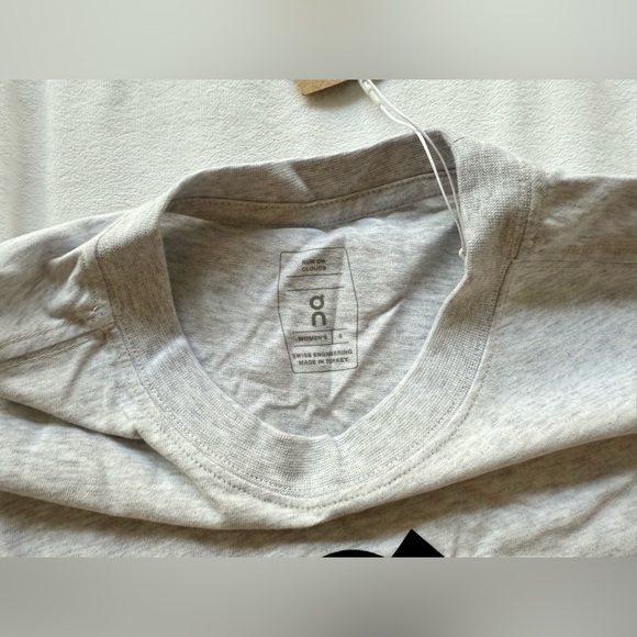 On Running Women’s Club Boxy-T Crop T-Shirt Crater - Picture 8 of 11